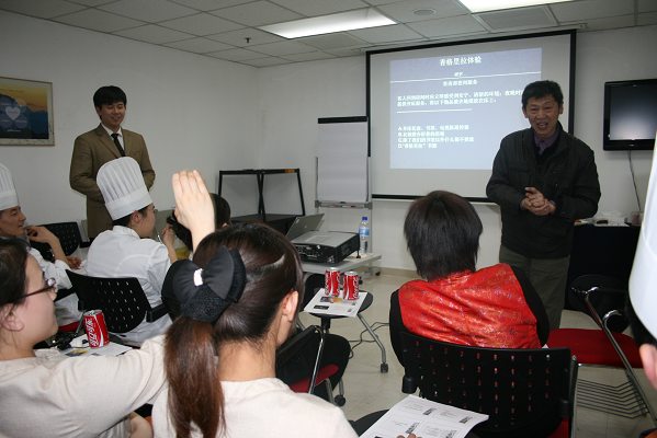 培训师在给员工培训